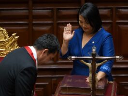 En Perú Estado e Iglesia siguen presentes en el poder político Keiko Fujimori rinde protesta como presidenta de Perú con la mano sobre la Biblia y un crucifijo en primer plano durante la ceremonia oficial en el Congreso.