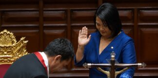 En Perú Estado e Iglesia siguen presentes en el poder político Keiko Fujimori rinde protesta como presidenta de Perú con la mano sobre la Biblia y un crucifijo en primer plano durante la ceremonia oficial en el Congreso.