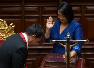 En Perú Estado e Iglesia siguen presentes en el poder político Keiko Fujimori rinde protesta como presidenta de Perú con la mano sobre la Biblia y un crucifijo en primer plano durante la ceremonia oficial en el Congreso.