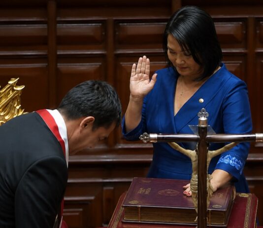 En Perú Estado e Iglesia siguen presentes en el poder político Keiko Fujimori rinde protesta como presidenta de Perú con la mano sobre la Biblia y un crucifijo en primer plano durante la ceremonia oficial en el Congreso.
