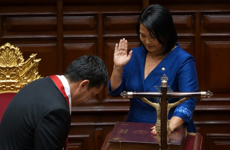 En Perú Estado e Iglesia siguen presentes en el poder político Keiko Fujimori rinde protesta como presidenta de Perú con la mano sobre la Biblia y un crucifijo en primer plano durante la ceremonia oficial en el Congreso.