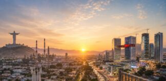 Las ciudades crecen a velocidades diferentes. Los casos de Torreón y Querétaro Ilustración panorámica que integra elementos icónicos de Torreón, como el Cristo de las Noas y un perfil industrial, con el Acueducto y el moderno skyline de Querétaro. Ambas ciudades aparecen unidas por un mismo paisaje al amanecer, reflejando distintos ritmos de desarrollo urbano.