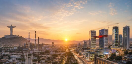 Ilustración panorámica que integra elementos icónicos de Torreón, como el Cristo de las Noas y un perfil industrial, con el Acueducto y el moderno skyline de Querétaro. Ambas ciudades aparecen unidas por un mismo paisaje al amanecer, reflejando distintos ritmos de desarrollo urbano.