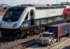 El Tren Interoceánico avanza en sus primeros años de operación Tren Interoceánico junto a contenedores de carga en una terminal ferroviaria del Istmo de Tehuantepec.