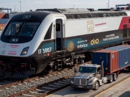 El Tren Interoceánico avanza en sus primeros años de operación Tren Interoceánico junto a contenedores de carga en una terminal ferroviaria del Istmo de Tehuantepec.