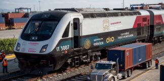 El Tren Interoceánico avanza en sus primeros años de operación Tren Interoceánico junto a contenedores de carga en una terminal ferroviaria del Istmo de Tehuantepec.
