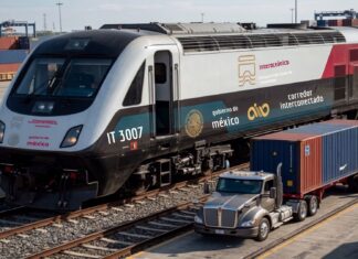 El Tren Interoceánico avanza en sus primeros años de operación Tren Interoceánico junto a contenedores de carga en una terminal ferroviaria del Istmo de Tehuantepec.
