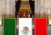 El Grito de Independencia: la historia detrás de una tradición de más de dos siglos Ceremonia del Grito de Independencia de 2026 desde el balcón central de Palacio Nacional, decorado con los colores de la bandera de México.