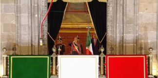 El Grito de Independencia: la historia detrás de una tradición de más de dos siglos Ceremonia del Grito de Independencia de 2026 desde el balcón central de Palacio Nacional, decorado con los colores de la bandera de México.