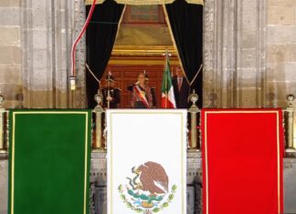 El Grito de Independencia: la historia detrás de una tradición de más de dos siglos Ceremonia del Grito de Independencia de 2026 desde el balcón central de Palacio Nacional, decorado con los colores de la bandera de México.