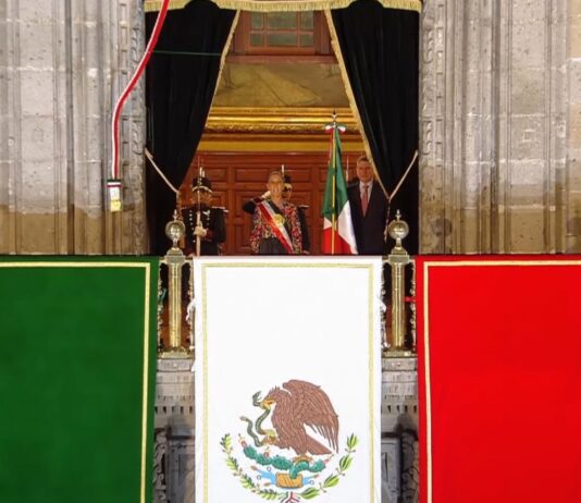 El Grito de Independencia: la historia detrás de una tradición de más de dos siglos Ceremonia del Grito de Independencia de 2026 desde el balcón central de Palacio Nacional, decorado con los colores de la bandera de México.