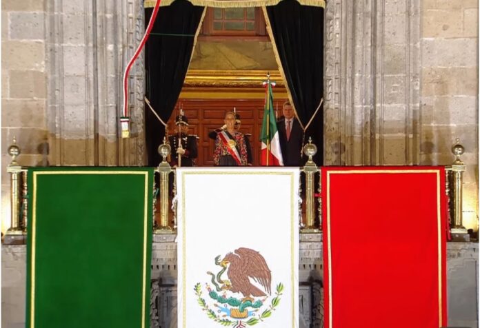Ceremonia del Grito de Independencia de 2026 desde el balcón central de Palacio Nacional, decorado con los colores de la bandera de México.