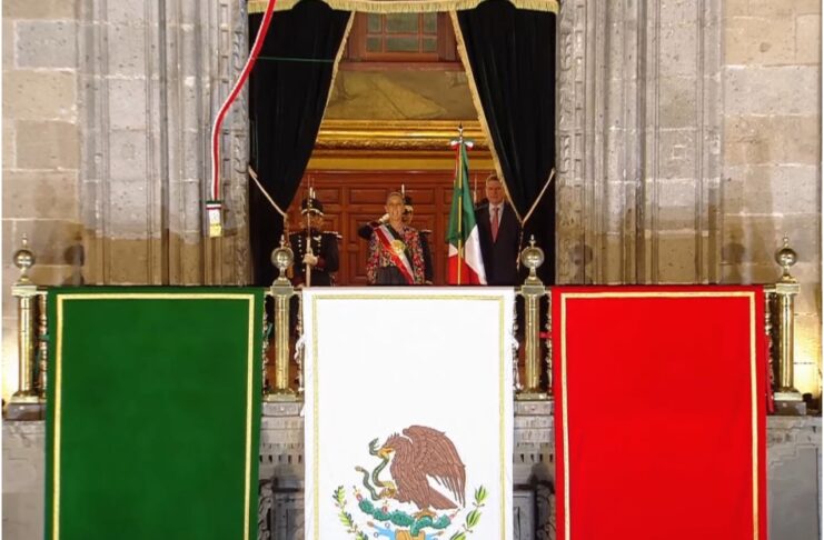 El Grito de Independencia: la historia detrás de una tradición de más de dos siglos Ceremonia del Grito de Independencia de 2026 desde el balcón central de Palacio Nacional, decorado con los colores de la bandera de México.