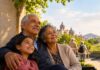 México envejece: el desafío de construir una sociedad preparada para vivir más años Una pareja de adultos mayores sonríe junto a una niña en un parque urbano. La imagen incluye el mensaje «Más años, más vida» y referencias a familias fuertes, comunidades incluyentes y ciudades accesibles.