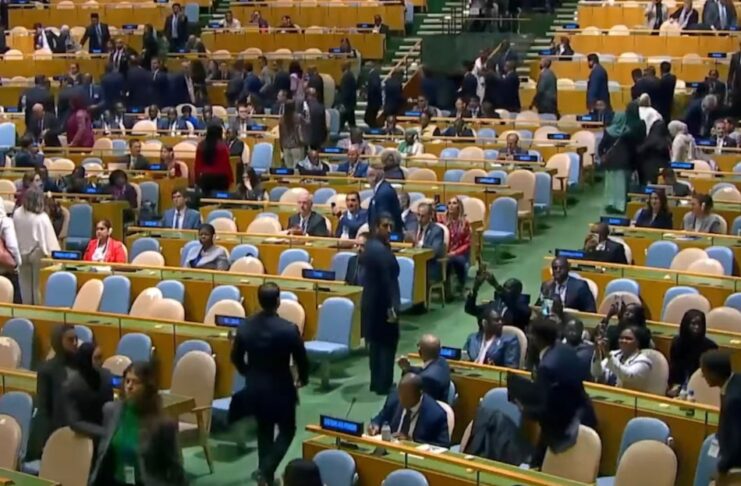 Netanyahu habló, y muchos países le dieron la espalda por atrocidades al pueblo palestino Delegados abandonan el salón de la Asamblea General de la ONU durante el discurso de Benjamín Netanyahu.