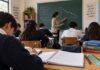 La Nueva Escuela Mexicana no creó el deterioro educacional pero sí tiene la responsabilidad de revertirlo Estudiantes de secundaria en un salón de clases mientras una profesora explica matemáticas frente al pizarrón.