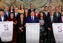 México restringe los celulares en las escuelas: el desafío de educar en una sociedad digital Mario Delgado e integrantes del Conaedu posan con el acuerdo nacional sobre el uso de teléfonos celulares en las escuelas. A los costados se observan carteles con la imagen de un celular tachado y los emblemas del Gobierno de México y la Secretaría de Educación Pública.