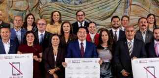México restringe los celulares en las escuelas: el desafío de educar en una sociedad digital Mario Delgado e integrantes del Conaedu posan con el acuerdo nacional sobre el uso de teléfonos celulares en las escuelas. A los costados se observan carteles con la imagen de un celular tachado y los emblemas del Gobierno de México y la Secretaría de Educación Pública.