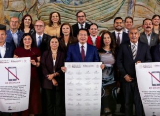 México restringe los celulares en las escuelas: el desafío de educar en una sociedad digital Mario Delgado e integrantes del Conaedu posan con el acuerdo nacional sobre el uso de teléfonos celulares en las escuelas. A los costados se observan carteles con la imagen de un celular tachado y los emblemas del Gobierno de México y la Secretaría de Educación Pública.
