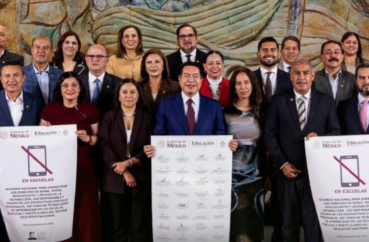 México restringe los celulares en las escuelas: el desafío de educar en una sociedad digital Mario Delgado e integrantes del Conaedu posan con el acuerdo nacional sobre el uso de teléfonos celulares en las escuelas. A los costados se observan carteles con la imagen de un celular tachado y los emblemas del Gobierno de México y la Secretaría de Educación Pública.