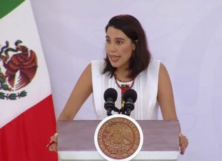 El turismo mexicano crece y rompe récords: el desafío es extender sus beneficios Josefina Rodríguez Zamora, secretaria de Turismo de México, durante su exposición en la conferencia matutina presidencial.