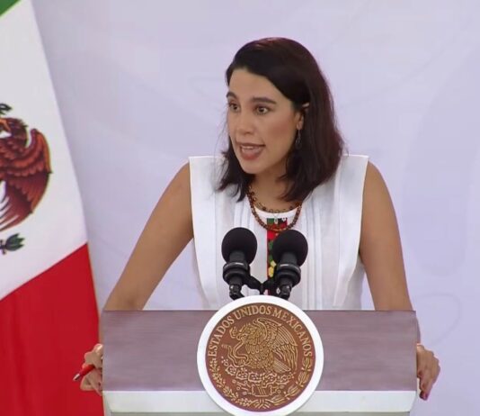 El turismo mexicano crece y rompe récords: el desafío es extender sus beneficios Josefina Rodríguez Zamora, secretaria de Turismo de México, durante su exposición en la conferencia matutina presidencial.