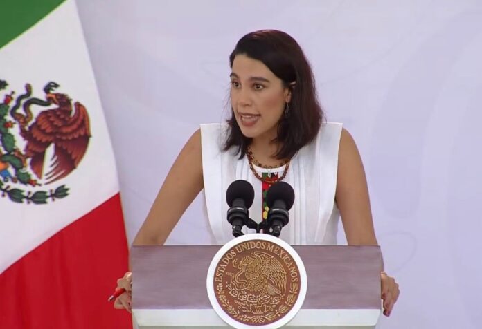 Josefina Rodríguez Zamora, secretaria de Turismo de México, durante su exposición en la conferencia matutina presidencial.