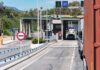 México no pagó el muro: los aranceles se cobran en Estados Unidos Camiones de carga circulan por carriles de un puesto de control con casetas, barreras y señales de tránsito.