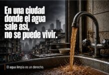 Agua limpia en casa: un derecho que el Estado debe garantizar Ilustración de un grifo que vierte agua turbia en un fregadero, con edificios al fondo y un mensaje sobre el derecho al agua limpia.