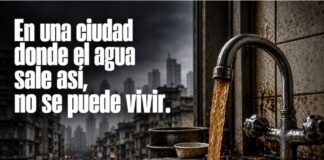 Agua limpia en casa: un derecho que el Estado debe garantizar Ilustración de un grifo que vierte agua turbia en un fregadero, con edificios al fondo y un mensaje sobre el derecho al agua limpia.