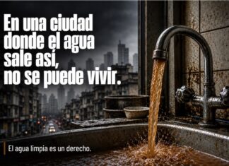 Agua limpia en casa: un derecho que el Estado debe garantizar Ilustración de un grifo que vierte agua turbia en un fregadero, con edificios al fondo y un mensaje sobre el derecho al agua limpia.