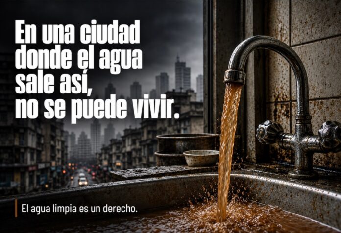 Ilustración de un grifo que vierte agua turbia en un fregadero, con edificios al fondo y un mensaje sobre el derecho al agua limpia.