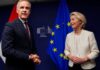 Trump presiona a Canadá y cuestiona su acercamiento a Europa Mark Carney, a la izquierda, y Ursula von der Leyen, a la derecha, frente a las banderas de Canadá y de la Unión Europea.