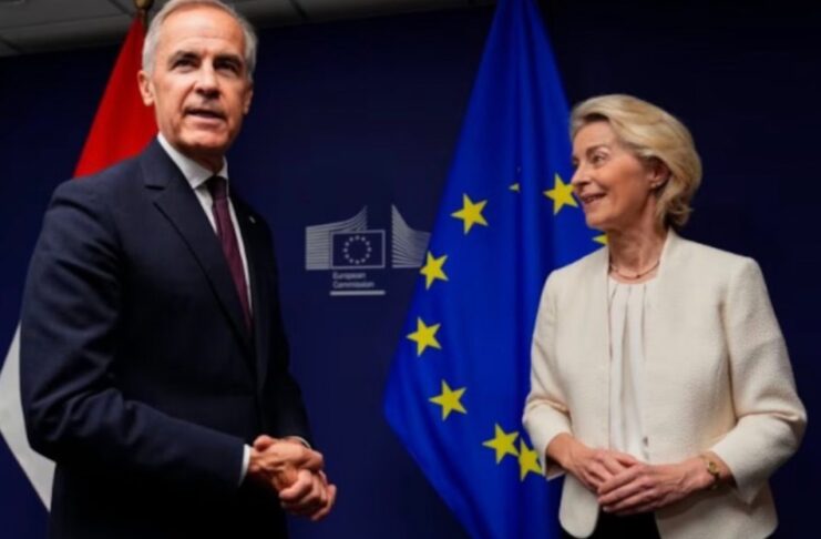Trump presiona a Canadá y cuestiona su acercamiento a Europa Mark Carney, a la izquierda, y Ursula von der Leyen, a la derecha, frente a las banderas de Canadá y de la Unión Europea.