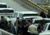 Caso Jáuregui: de la operación con la CIA a una posible salida política Agentes con equipo táctico entre varias camionetas durante el operativo de detención del exfiscal de Chihuahua.