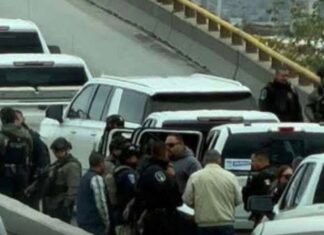 Caso Jáuregui: de la operación con la CIA a una posible salida política Agentes con equipo táctico entre varias camionetas durante el operativo de detención del exfiscal de Chihuahua.