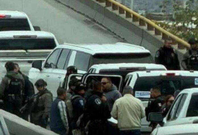Caso César Jáuregui en Chihuahua Agentes con equipo táctico entre varias camionetas durante el operativo de detención del exfiscal de Chihuahua.