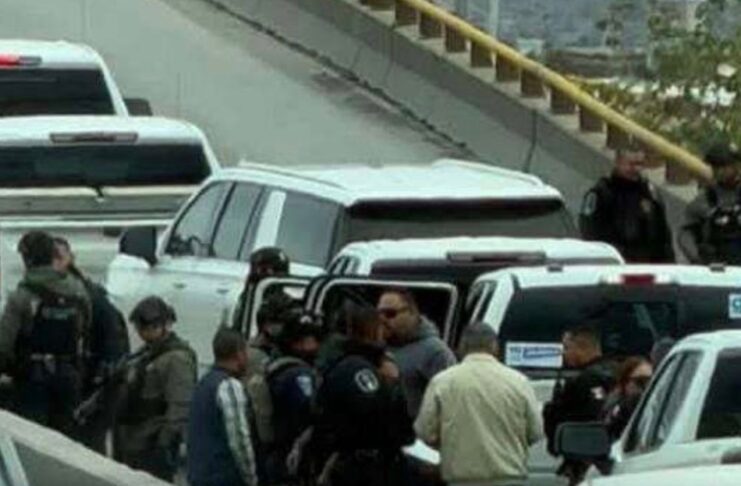 Caso Jáuregui: de la operación con la CIA a una posible salida política Agentes con equipo táctico entre varias camionetas durante el operativo de detención del exfiscal de Chihuahua.