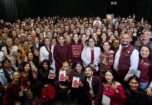 Morena aprueba alianzas para 2027 y pone en marcha su organización territorial Grupo numeroso de integrantes de Morena posa frente a cortinas negras; varias personas levantan las manos y muestran acreditaciones del partido.