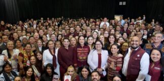 Morena aprueba alianzas para 2027 y pone en marcha su organización territorial Grupo numeroso de integrantes de Morena posa frente a cortinas negras; varias personas levantan las manos y muestran acreditaciones del partido.