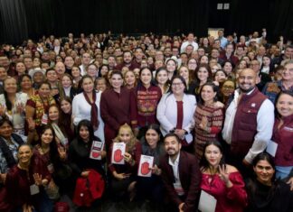 Morena aprueba alianzas para 2027 y pone en marcha su organización territorial Grupo numeroso de integrantes de Morena posa frente a cortinas negras; varias personas levantan las manos y muestran acreditaciones del partido.