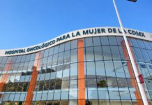 IMSS Bienestar incorpora inteligencia artificial para acelerar la atención del cáncer de mama Fachada de cristal del Hospital Oncológico para la Mujer de la Ciudad de México, con columnas anaranjadas y su nombre sobre la entrada.