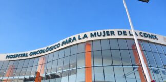 IMSS Bienestar incorpora inteligencia artificial para acelerar la atención del cáncer de mama Fachada de cristal del Hospital Oncológico para la Mujer de la Ciudad de México, con columnas anaranjadas y su nombre sobre la entrada.