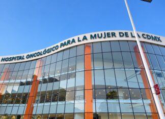IMSS Bienestar incorpora inteligencia artificial para acelerar la atención del cáncer de mama Fachada de cristal del Hospital Oncológico para la Mujer de la Ciudad de México, con columnas anaranjadas y su nombre sobre la entrada.