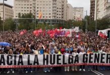 Sindicatos españoles anuncian huelga general por la crisis de vivienda Multitud en una manifestación por la vivienda, con banderas y una pancarta que llama a la huelga general.