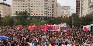 Sindicatos españoles anuncian huelga general por la crisis de vivienda Multitud en una manifestación por la vivienda, con banderas y una pancarta que llama a la huelga general.