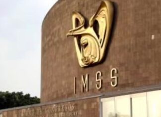 IMSS y SNTSS cierran la revisión salarial con un incremento global de 8% Emblema dorado y siglas del IMSS sobre la fachada de un edificio institucional.