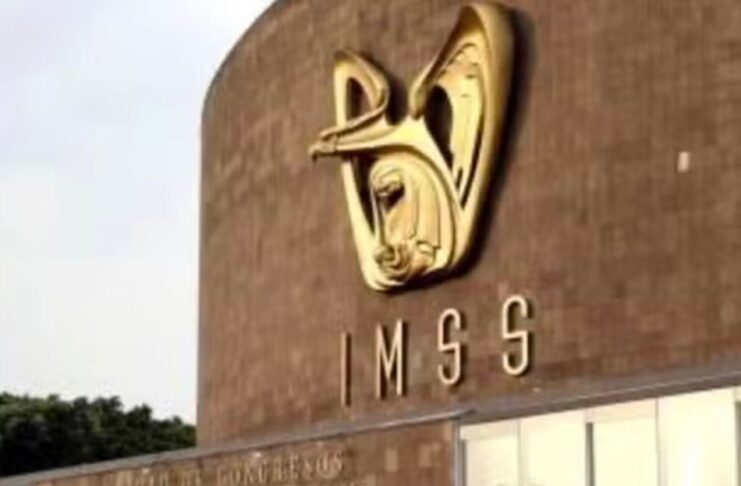 IMSS y SNTSS cierran la revisión salarial con un incremento global de 8% Emblema dorado y siglas del IMSS sobre la fachada de un edificio institucional.