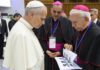 La Iglesia debe recuperar autoridad moral antes de reclamar El Papa León XIV observa un libro con fotografías de personas desaparecidas que le muestra monseñor Ramón Castro Castro, acompañado de otro obispo.