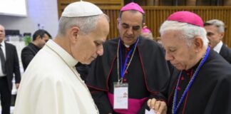 La Iglesia debe recuperar autoridad moral antes de reclamar El Papa León XIV observa un libro con fotografías de personas desaparecidas que le muestra monseñor Ramón Castro Castro, acompañado de otro obispo.